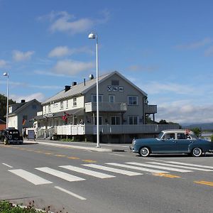 Ulvsvag Gjestgiveri Og Fjordcamping As Exterior photo