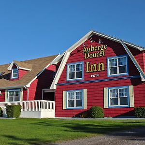 Auberge Doucet Inn Chéticamp Exterior photo