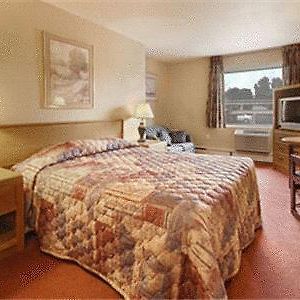 Super 8 By Wyndham Kingston Room photo