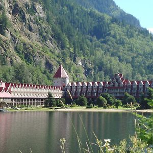 Three Valley Lake Chateau Revelstoke Exterior photo