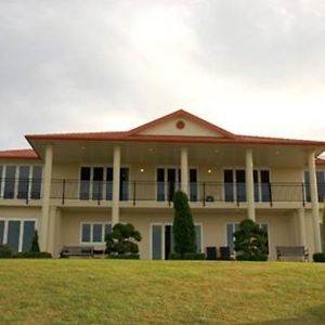 Angel Luxury Lodge Blenheim Exterior photo