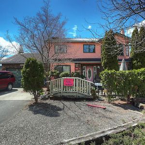 Beds By The Bridge Kelowna Exterior photo