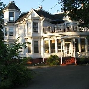 Evangeline'S Tower Bed & Breakfast Parrsboro Exterior photo