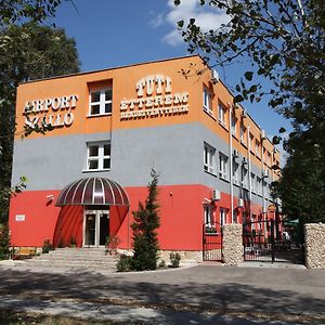 Airport Szálló Tokol Exterior photo