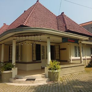 Doeloerkoe Homestay Surakarta (Solo) Exterior photo