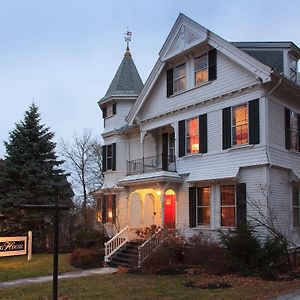 Lang House On Main Street Bed & Breakfast Burlington Exterior photo