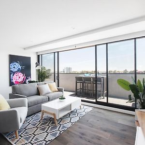 Spacious Urban Oasis Apartment With City Views By Ready Set Host Melbourne Exterior photo