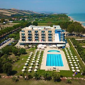 Roses Hotel Roseto Degli Abruzzi Exterior photo