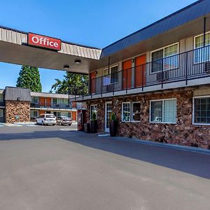 Econo Lodge Inn & Suites West Portland/Hillsboro Exterior photo