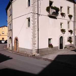 L'Angolo Fiorito Castelpetroso Exterior photo