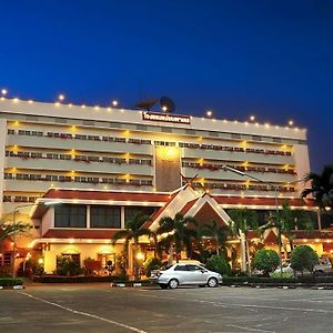 Maeyom Palace Hotel Phrae Exterior photo