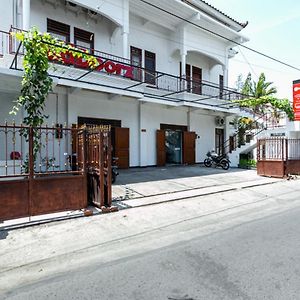 Reddoorz Near Puro Mangkunegaran Surakarta (Solo) Exterior photo