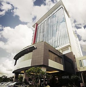 The Premiere Hotel Pekanbaru Exterior photo