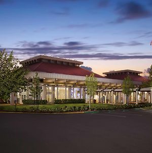 Hilton Oakland Airport Exterior photo