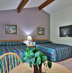 Cedarbrook Two Queen Bed Standard Hotel Room With Outdoor Heated Pool 104 Killington Exterior photo