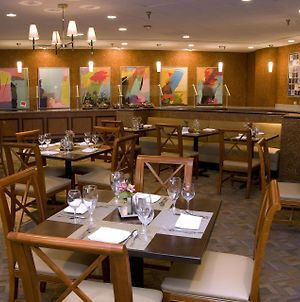 Doubletree By Hilton St. Louis At Westport Maryland Heights Restaurant photo