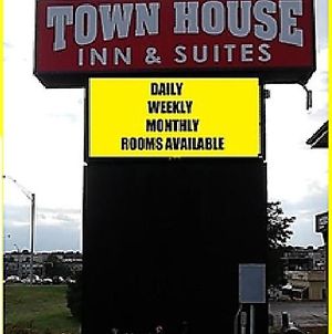 Townhouse Inn & Suites Omaha Exterior photo
